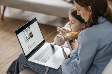 Copil și părinte pe laptop
