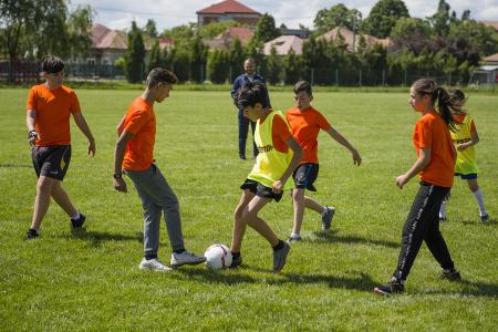 Children playing football in Romania ©Tdh/Petrut Calinescu 