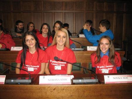 Tineri bosniaci participând la Parlamentul Tinerilor cu Nasa Djeca 